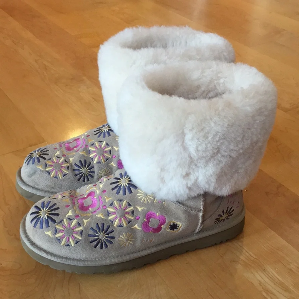 UGG | Floral Embroidered Sheep Shearling Cuff